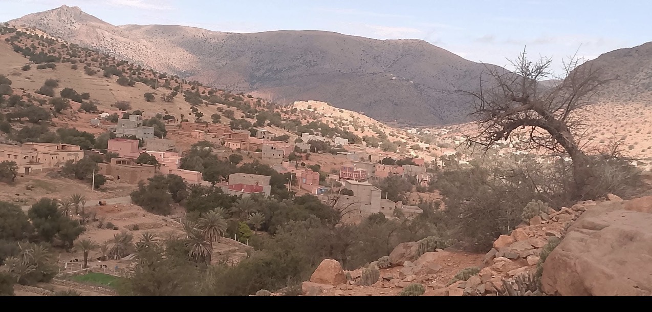 المساكن والجبال المحيطة